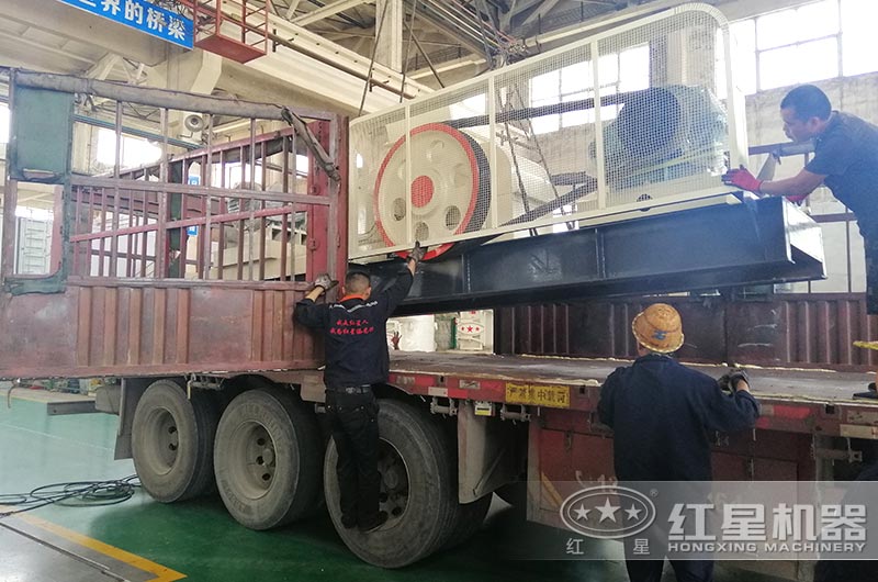 雙輥式破碎機裝車(chē)準備發(fā)貨