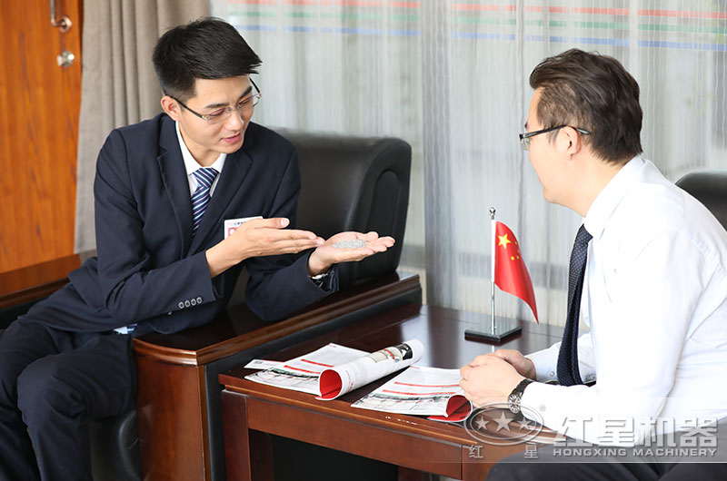 經(jīng)理根據客戶(hù)物料幫忙選擇設備
