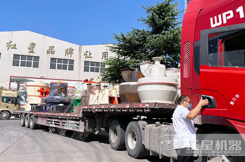磨粉機設備裝車(chē)發(fā)貨現場(chǎng)圖片