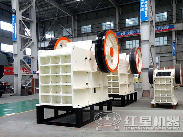 不同規格下的鈉長(cháng)石顎式破碎機