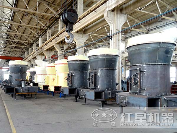 環(huán)保型雷蒙磨粉機生產(chǎn)車(chē)間