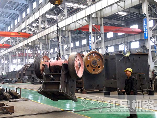 磷礦石顎式破碎機加工車(chē)間