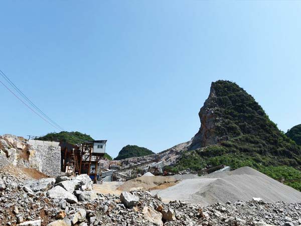 采石場(chǎng)作業(yè)現場(chǎng)