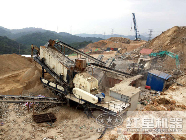 小型車(chē)載移動(dòng)破碎機處理建筑垃圾現場(chǎng)