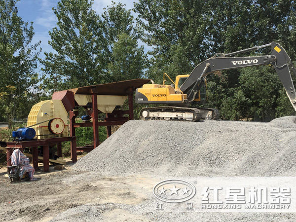 錘式礦石破碎機作業(yè)客戶(hù)現場(chǎng)