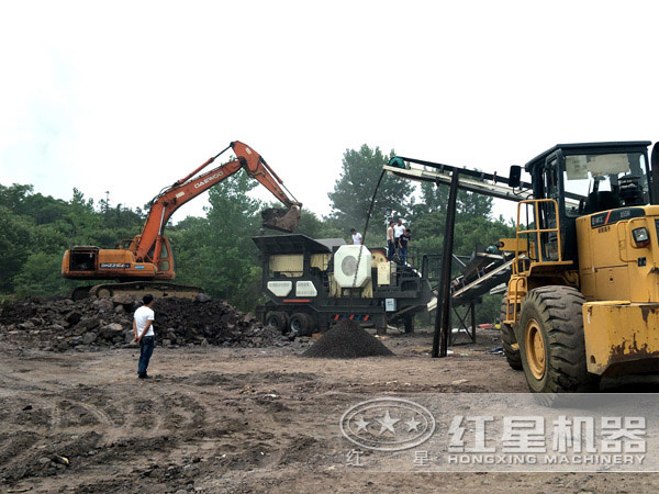 山西臨汾移動(dòng)煤矸石加工作業(yè)現場(chǎng)