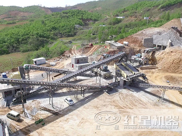 傳統固定式破碎機破碎現場(chǎng)