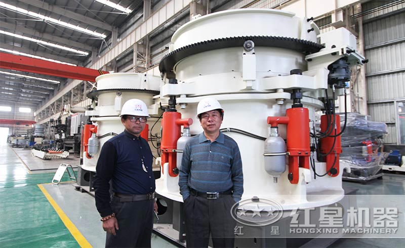 客戶(hù)來(lái)廠(chǎng)考察全液壓圓錐破碎機