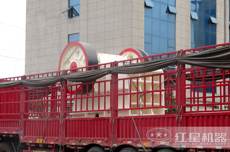 輝綠巖碎石機已經(jīng)固定裝車(chē)即將發(fā)往青海