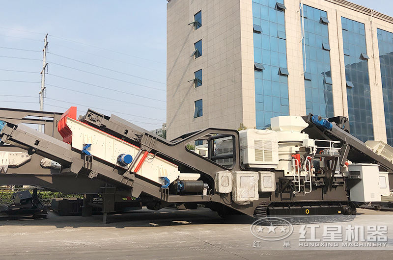巨石移動(dòng)履帶顎式破碎機和圓錐破碎機山東煙臺順利投產(chǎn)