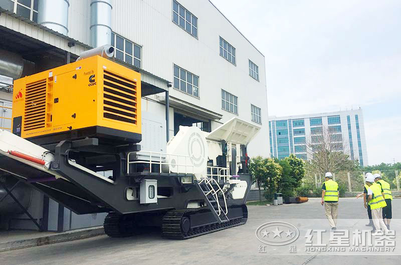 山西用戶(hù)來(lái)廠(chǎng)考察履帶建筑垃圾回收破碎機設備