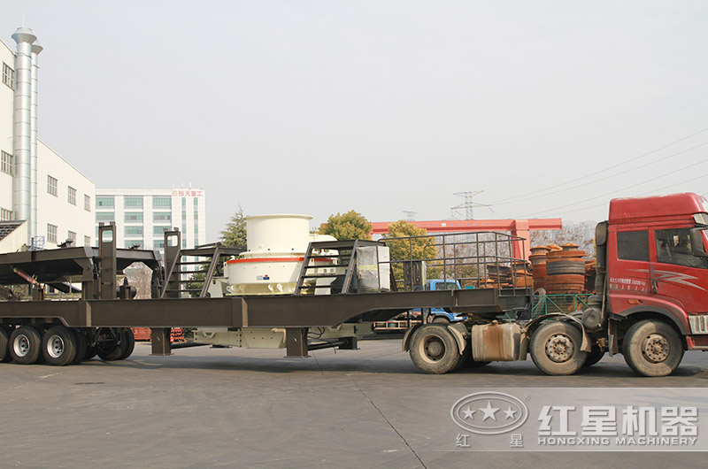 即將開(kāi)往沙廠(chǎng)的車(chē)載移動(dòng)打沙機
