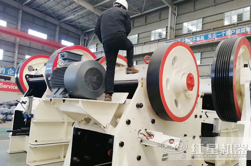用戶(hù)來(lái)廠(chǎng)考察大產(chǎn)量顎式石頭破碎機
