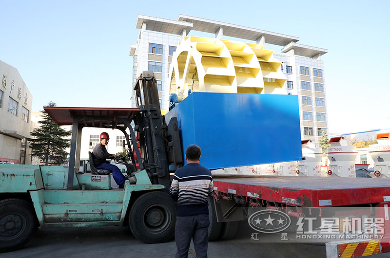客戶(hù)輪式洗砂機裝車(chē)發(fā)貨現場(chǎng)