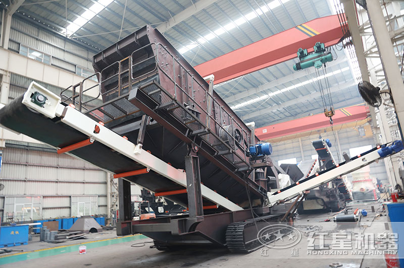 大型移動(dòng)砂石分離機設備加工車(chē)間