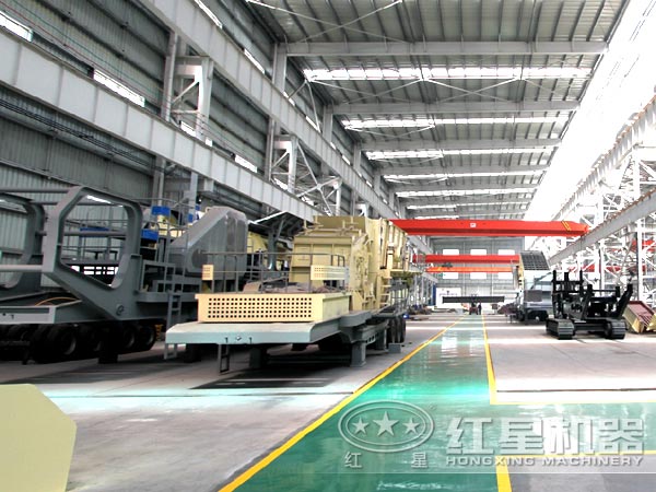 反擊式移動(dòng)破碎站廠(chǎng)家車(chē)間一角